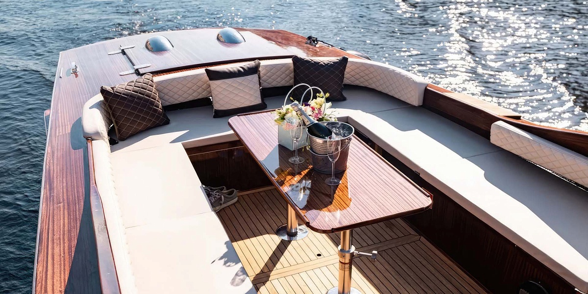 Аренда катера премиум класса Консулв Санкт-Петербурге